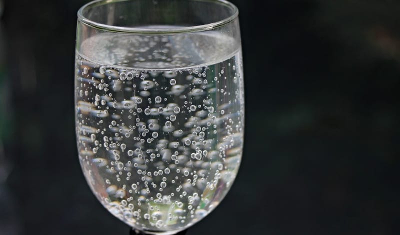 炭酸飲料がシュワシュワする理由-アイキャッチ