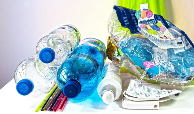 プラスチックは石油でできている - アイキャッチ